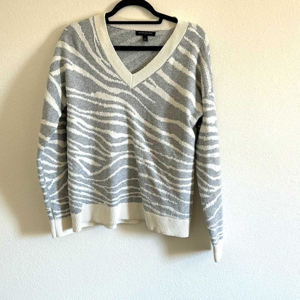 Banana Republic. V neck sweater. Size M